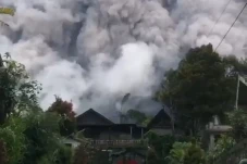 Gunung Merapi Muntahkan...
