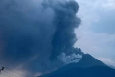 Gunung Lewotobi Laki-laki...