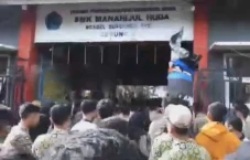 Kepala Sekolah Diberhentikan...