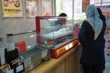 Warga Antusias Beli...