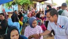 Dikunjungi Caleg DPR...