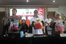 Siswi SMP di Surabaya...