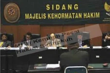 2 Kali Selingkuh, Hakim...