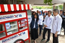 Berikan 11 Gerobak kepada...