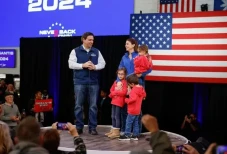 Siapa Ron DeSantis?...
