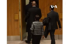 Viral Menlu Retno Walk...