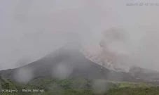 Gunung Merapi Muntahkan...