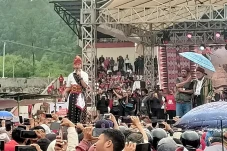 Diguyur Hujan, Warga...