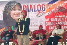 Siti Atikoh: Lapangan...
