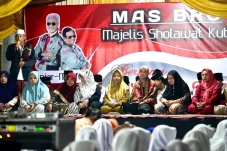 Di Hadapan Ratusan Santri...