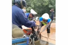Viral! Aksi Kocak Seorang...