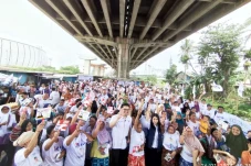 Di Kampung Bahari Priok,...