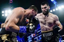 Pukulan Artur Beterbiev...