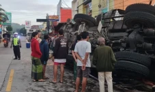 Truk Pengangkut Crane...