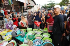 Blusukan di Pasar Projo...