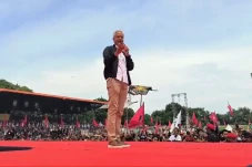Di Stadion Bima Cirebon,...