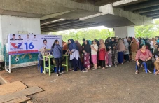 Warga Cipinang Melayu...