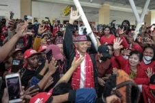 Ganjar Disambut Antusias...