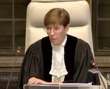 Siapa Joan E. Donoghue?...
