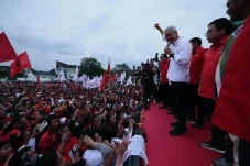 Di Hadapan Masyarakat...