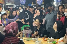 Momen Siti Atikoh dan...