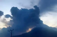 Gunung Lewotobi Laki-laki...