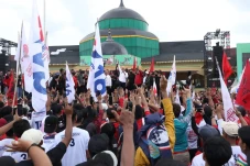 Di Hadapan Lautan Pendukung,...
