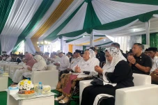 Di Konferensi Besar...