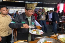 Mahfud MD Nikmati Gulai...