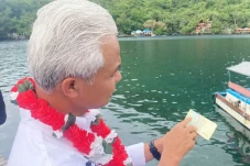 Sambil Pegang Uang Rp1.000...