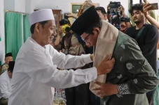 Dihadiahi Sorban, Mahfud...