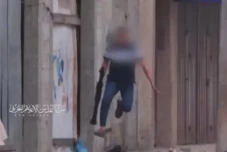 Pejuang Palestina dengan...