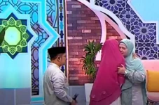 Momen Mamah Dedeh Peluk...