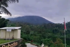 Gunung Merapi Luncurkan...