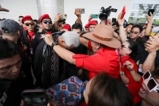 Tiba di Bandara Sam...