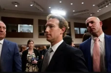 Mark Zuckerberg Meminta...