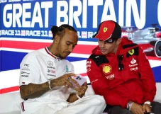 Lewis Hamilton Dikabarkan...