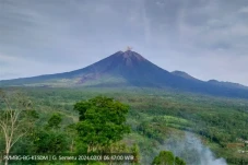 Gunung Semeru Erupsi...