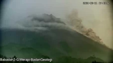 Gunung Merapi Luncurkan...