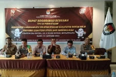 Ratusan Warga Labusel...