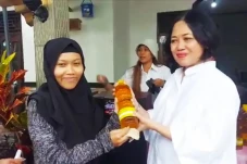 Warga Serbu Bazar Migor...
