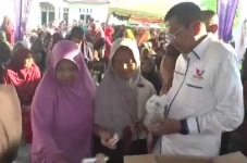 Warga Serbu Bazar Murah...