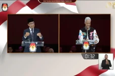 Momen Ganjar Tersenyum...