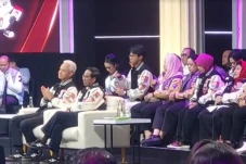 Ganjar-Mahfud Kenakan...
