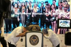 Sandiaga Uno Sujud Syukur,...