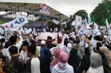 Lombok Bergemuruh, Lautan...