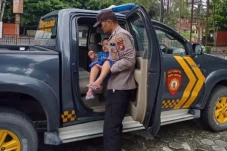 Bikin Haru, Polisi di...