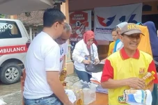 Ratusan Warga Rela Antre...