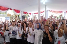 Caleg Perindo Devi Herlina:...