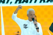 Ganjar Ajak Pendukung...
